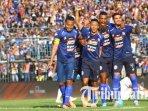 hamka-hamzah-sylvano-comvalius-arthur-cunha-merayakan-gol-yang-dicetak-arema-fc.jpg