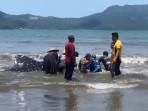 hiu-paus-terdampar-di-pantai-trenggalek.jpg