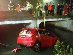 honda-jazz-tercebur-sungai-di-prapen-surabaya-3-orang-luka-luka.jpg