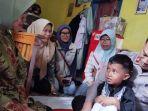 ibu-Ilham-bocah-yang-minta-diantar-polisi-ambil-rapor-nangis-saat-didatangi-Risma.jpg