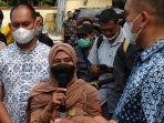 ibu-dua-anak-hermin-suprihatin-48-saat-nangis-di-depan-direktur.jpg