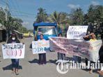 Aksi Emak-emak Blitar Demo Bentang Poster di Tepi Jalan, Protes Jalan Rusak & Berdebu Dilewati Truk