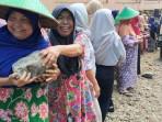 Ibu-ibu Rela Jual Bebek Demi Perbaiki Jalan Rusak yang Belasan Tahun Tak Diperbaiki Pemerintah