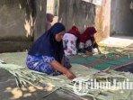 ibu-rumah-tangga-di-Tuban-tekun-menganyam-daun-lontar-menjadi-tikar.jpg