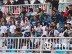 ilustrasi-Aremania-supoter-Arema-FC-memberikan-dukungan-saat-Arema-FC-melawan-Borneo-FC.jpg
