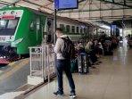 ilustrasi-KERETA-API-Sejumlah-penumpang-kereta-api-di-stasiun-wilayah-PT-KAI-Daop-7-Madiun.jpg