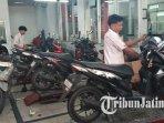 ilustrasi-MOTOR-DI-BENGKEL-motor-yang-diservis-di-bengkel-Lamongan.jpg