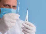 ilustrasi-dokter-yang-melakukan-tes-swab-pada-pasien-positif-corona.jpg