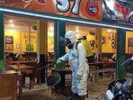 ilustrasi-restoran-di-surabaya-yang-disemprot-disinfektan-selama-pandemi-corona.jpg