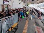 ilustrasi-stasiun-Penumpang-memadati-peron-stasiun-di-Surabaya-menunggu-kedatangan-Commuter-Line.jpg