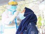 ilustrasi-tes-swab-pcr-kepada-awak-suroboyo-bus-di-surabaya.jpg