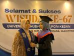 inna-fatahna-mahasiswa-nganjuk-raih-comlaude.jpg