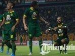 irfan-jaya-mahmoud-eid-dan-david-da-silva-pada-laga-persebaya-vs-sabah-fa.jpg