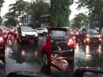jalan-kayoon-dari-arah-jalan-raya-gubeng-padat_20171218_165007.jpg