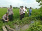 jasak-kakek-di-saluran-air-di-magetan.jpg