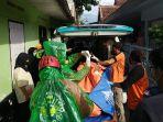 jenazah-korban-saat-akan-dievakuasi-menuju-kamar-jenazah-rssa-malang.jpg