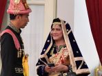 jokowi-dan-iriana-memakai-linto-baro-dan-koto-gadang_20180817_191609.jpg