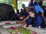 kader-dan-pengurus-Partai-NasDem-Jawa-Timur-berziarah-ke-makam-proklamator-Soekarno-di-Blitar.jpg