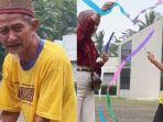 kakek-penjual-mainan-menangis-diberi-uang-banyak-viral-di-media-sosial.jpg