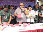 kapolda-jatim-irjen-pol-luki-hermawan-saat-tunjukan-barang-bukti-di-halaman-polda-jatim.jpg