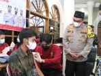 kapolres-nganjuk-akbp-boy-jeckson-situmorang-menyaksikan-kegiatan-vaksin-covid-19-booster.jpg