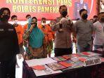 kapolres-pamekasan-akbp-rogib-triyanto-menunjukkan-sejumlah-barang-bu.jpg