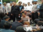 kapolres-sampang-saat-menemui-para-demonstran-di-depan-mapolres-sampang.jpg