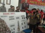 kapolrestabes-surabaya-kombes-pol-akhmad-yusep-gunawan-menunjukkan-barang-bukti.jpg