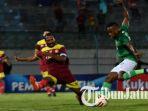 kapten-madura-united-greg-nwokolo-kanan-berduel-dengan-pemain-persik-di-stadion-gelora-bangkalan.jpg