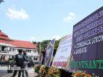 karangan-bunga-di-bundaran-alun-alun-tugu-kota-malang-senin-1332023.jpg