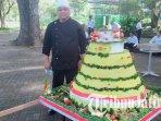 karyawan-Hotel-Grand-Surya-dan-Hotel-Merdeka-Kota-Kediri-membuat-tumpeng-nasi-kuning-raksasa.jpg