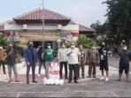 kasatpol-pp-jatim-budi-santosa-dan-perwakilan-bonek-dari-empat-tribun.jpg