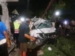 kecelakaan-di-kediri-mobil-pikap-hantam-tiang-pju-2-tewas.jpg