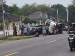 kecelakaan-di-ngawi-yang-melibatkan-Truk-Colt-Diesel-muatan-tebu-menabrak-mobil-Toyota-Cayla.jpg