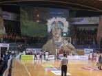Suporter SMAN 10 Surabaya Hadirkan Nuansa Suku Dayak dari Tribun Timur DBL Arena