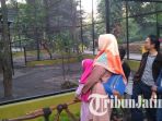keluarga-royhan-tengah-berswa-foto-di-depan-kandang-burung-merak-pengunjung-kebun-binatang-surabaya_20180616_195207.jpg