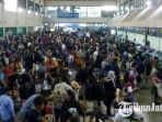 kepadatan-pemudik-masih-terjadi-di-terminal-1-bandara-juanda_20180621_120631.jpg