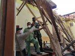kepala-desa-babadan-bhabinkamtibmas-dan-babinsa-meninjau-sdn-1-babadan-yang-roboh.jpg