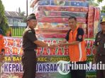 kepala-kejari-ponorogo-menyerahkan-bantuan-bantal-empuk-untuk-korban-longsor_20170417_194140.jpg