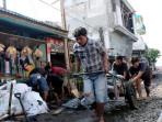 kerja-bakti-di-surabaya-polemik-sampah-pasir-sungai.jpg