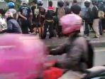 kerumunan-warga-seusai-kejadian-penjambretan-berujung-kecelakaan-di.jpg