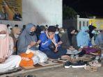 kesedihan-yoris-saat-ikut-doa-bersama-di-tkp-pembunuhan-ibu-anak-di-subang-yosef-tak-tampak.jpg