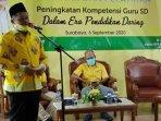 ketua-dpd-golkar-jawa-timur-sarmuji-saat-memberikan-sambutan-pada-webinar-untuk-guru-sd.jpg