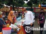 ketua-dprd-kabupaten-pasuruan-sudiono-fauzan-membuka-bazar-pandaan-ramadan.jpg