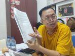 ketua-pengurus-kwan-sing-bio-Go-Tjong-Ping-menunjukkan-surat.jpg
