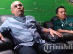 ketua-pssi-jatim-ahmad-riyardh-kiri-di-kantor-pssi-jatim-jumat-3112020.jpg