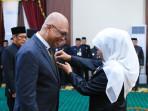 ketua-pwi-pusat-cak-munir-dapat-lencana-kehormatan-dari-khofifah.jpg