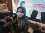 ketua-tp-pkk-surabaya-rini-indriyani-eri-cahyadi-saat-memberikan-penjelasan.jpg