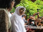 khofifah-usai-acara-penyerahan-bantuan-non-tunai-program-keluarga-harapan_20170401_182641.jpg