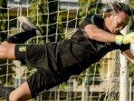 kiper-rivky-mokodompit-sudah-ikut-latihan-persebaya-surabaya.jpg